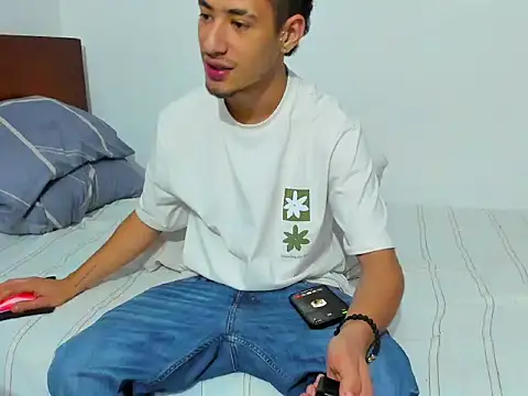 Snapshot of Chandler_ken chatting on 12-19-25, 01:45 Chandler ken online show from 12-19-25, 01:45