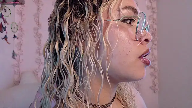 Haelycute online show from 04-19-26, 08:33