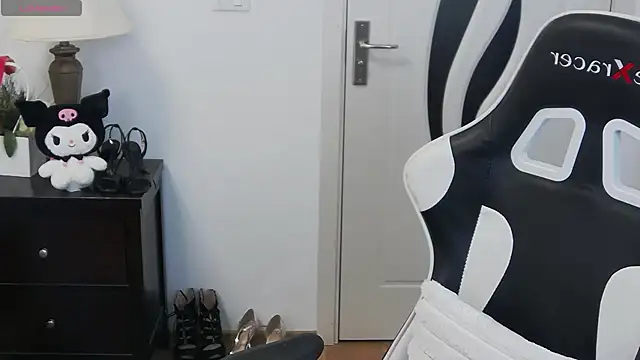 pretty little thing online show from 04-14-26, 07:31