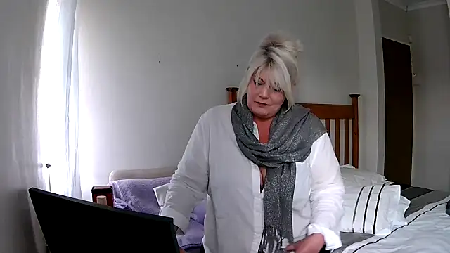 Snapshot of Miahotmilf chatting on 12-16-24, 05:11 Miahotmilf online show from 12-16-24, 05:11