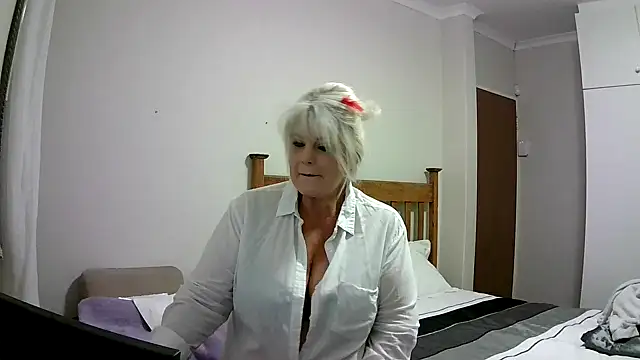 Snapshot of Miahotmilf chatting on 12-24-24, 07:44 Miahotmilf online show from 12-24-24, 07:44