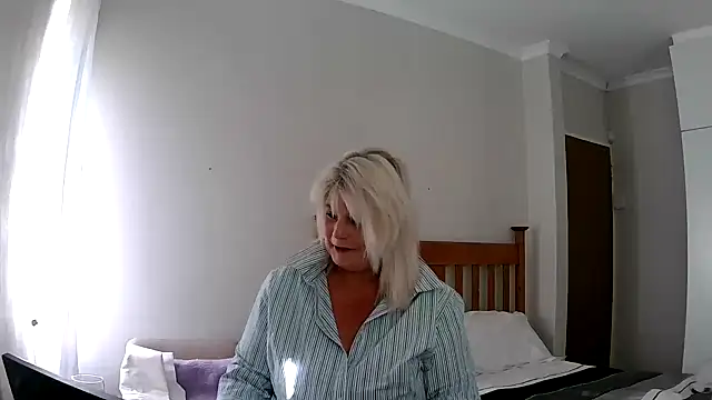 Snapshot of Miahotmilf chatting on 12-28-24, 03:26 Miahotmilf online show from 12-28-24, 03:26