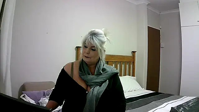 Snapshot of Miahotmilf chatting on 12-31-24, 09:50 Miahotmilf online show from 12-31-24, 09:50