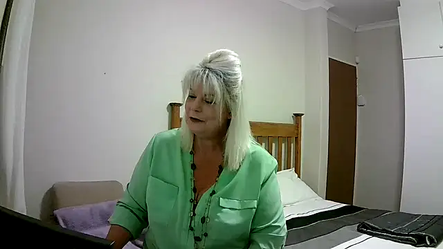 Snapshot of Miahotmilf chatting on 01-01-25, 07:43 Miahotmilf online show from 01-01-25, 07:43