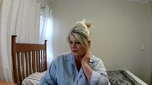 Snapshot of Miahotmilf chatting on 01-04-25, 05:58 Miahotmilf online show from 01-04-25, 05:58