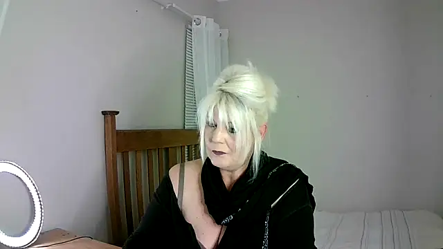 Snapshot of Miahotmilf chatting on 02-28-25, 07:35 Miahotmilf online show from 02-28-25, 07:35