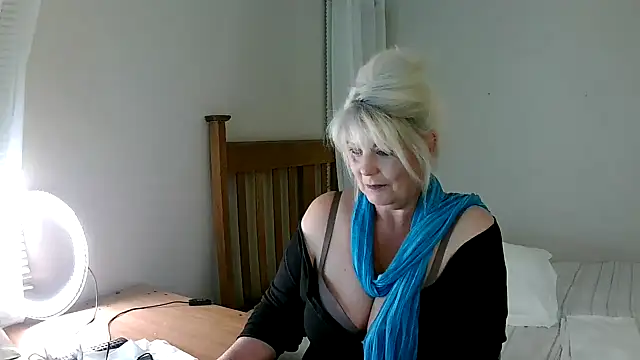 Snapshot of Miahotmilf chatting on 03-09-25, 07:37 Miahotmilf online show from 03-09-25, 07:37