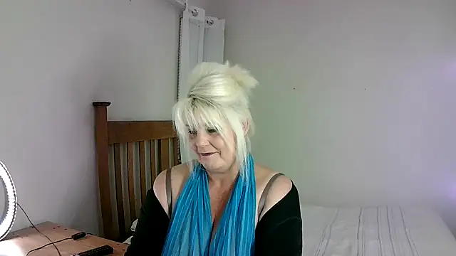 Snapshot of Miahotmilf chatting on 03-15-25, 06:21 Miahotmilf online show from 03-15-25, 06:21