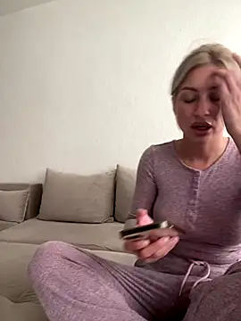 Snapshot of belle98 chatting on 09-10-25, 03:12 belle98 online show from 09-10-25, 03:12