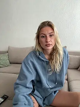 Snapshot of belle98 chatting on 10-27-25, 01:37 belle98 online show from 10-27-25, 01:37