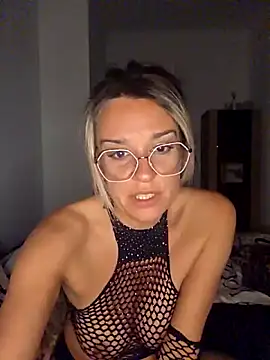 Snapshot of SpicyVicky chatting on 05-15-26, 04:30 SpicyVicky online show from 05-15-26, 04:30