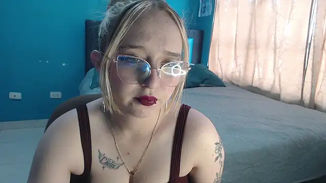 Snapshot of Liaroberts1 chatting on 09-13-25, 12:05 Liaroberts1 online show from 09-13-25, 12:05