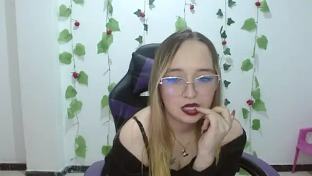 Snapshot of Liaroberts1 chatting on 05-09-26, 04:50 Liaroberts1 online show from 05-09-26, 04:50