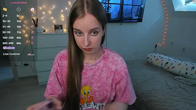 Snapshot of violet_blue_eyes chatting on 03-12-26, 12:44 violet blue eyes online show from 03-12-26, 12:44