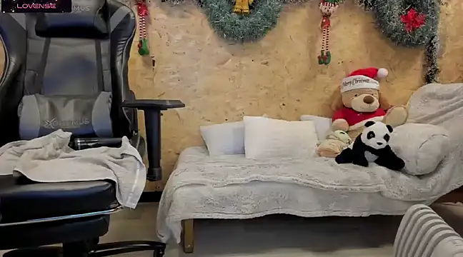 Biancastrongg online show from 12-14-24, 05:40