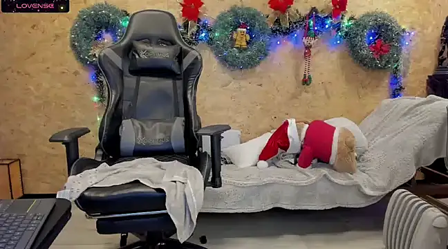 Biancastrongg online show from 12-17-24, 05:29