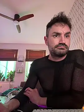 Snapshot of tomz0819 chatting on 03-08-25, 08:33 tomz0819 online show from 03-08-25, 08:33