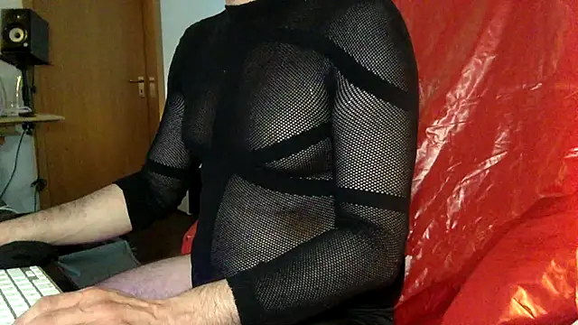 Snapshot of tomz0819 chatting on 03-24-26, 10:20 tomz0819 online show from 03-24-26, 10:20
