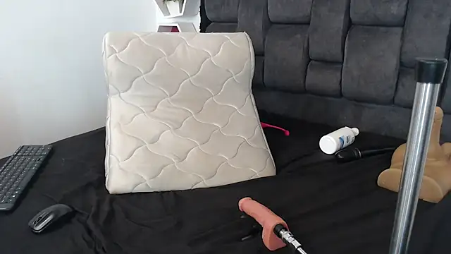 Emma Evelyn online show from 03-19-25, 03:40