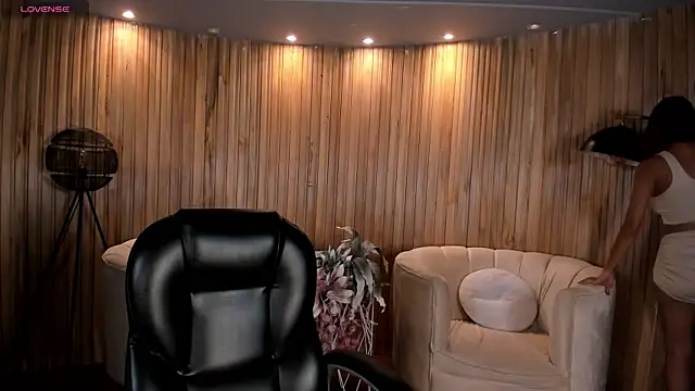VictoriaMilan  online show from 03-02-25, 11:53