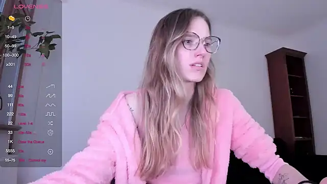 Snapshot of Sexy_Sweets chatting on 01-04-25, 01:21 Sexy Sweets online show from 01-04-25, 01:21