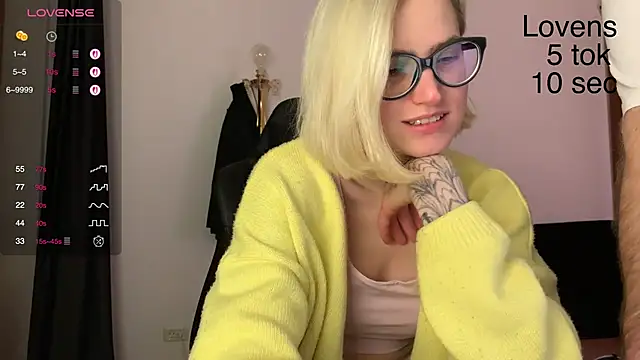 Snapshot of Sexy_Sweets chatting on 10-20-25, 06:30 Sexy Sweets online show from 10-20-25, 06:30