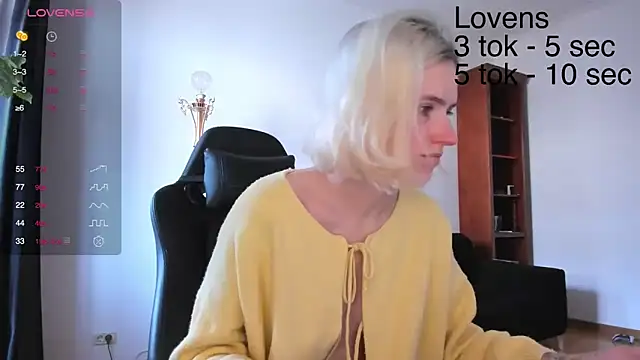 Snapshot of Sexy_Sweets chatting on 10-30-25, 11:11 Sexy Sweets online show from 10-30-25, 11:11