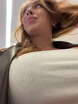 Snapshot of Sweet___Emily chatting on 01-03-25, 01:47 Sweet Emily online show from 01-03-25, 01:47