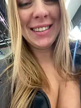 Snapshot of Sweet___Emily chatting on 01-21-25, 03:21 Sweet Emily online show from 01-21-25, 03:21