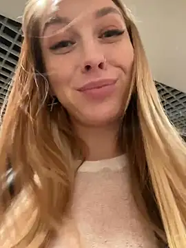 Snapshot of Sweet___Emily chatting on 02-13-25, 02:31 Sweet Emily online show from 02-13-25, 02:31