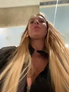 Snapshot of Sweet___Emily chatting on 03-10-25, 01:32 Sweet Emily online show from 03-10-25, 01:32