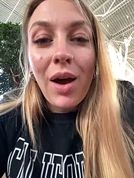 Snapshot of Sweet___Emily chatting on 09-09-25, 02:05 Sweet Emily online show from 09-09-25, 02:05