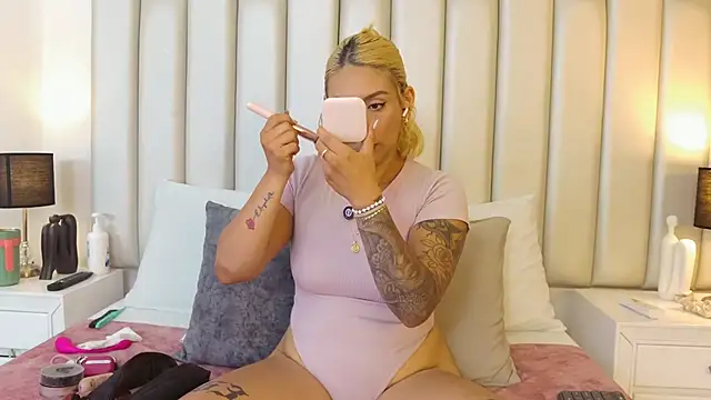 Emily robertss online show from 11-24-25, 03:17