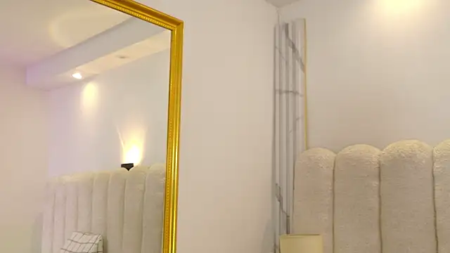 Juliabadlee online show from 11-29-25, 08:23