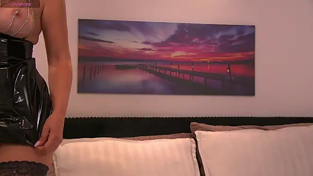 EmaCourtis online show from 10-10-25, 11:42