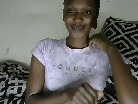 Snapshot of Pretty-emmie chatting on 01-25-25, 03:30 Pretty-emmie online show from 01-25-25, 03:30