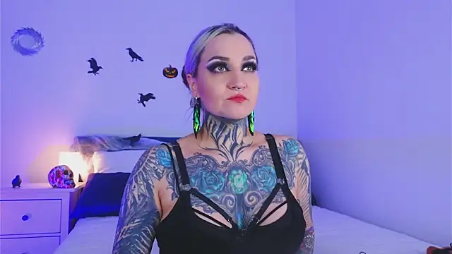 Snapshot of SindelDark chatting on 10-24-25, 01:29 SindelDark online show from 10-24-25, 01:29