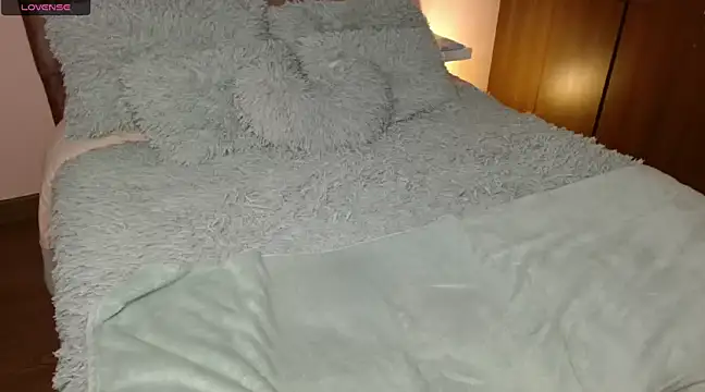 Roussmariehenao online show from 01-12-25, 06:17