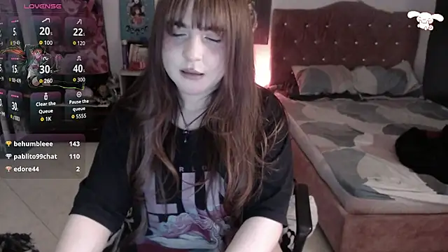 Snapshot of Avril2001 chatting on 06-22-26, 03:25 Avril2001 online show from 06-22-26, 03:25