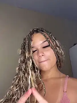 Snapshot of Lolacavalona chatting on 02-02-25, 06:37 Lolacavalona online show from 02-02-25, 06:37