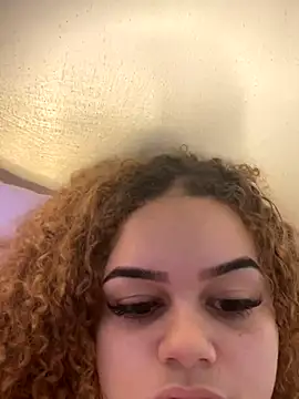 Snapshot of Lolacavalona chatting on 09-19-25, 05:02 Lolacavalona online show from 09-19-25, 05:02