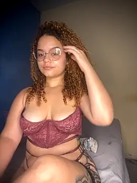 Snapshot of Lolacavalona chatting on 10-25-25, 07:49 Lolacavalona online show from 10-25-25, 07:49