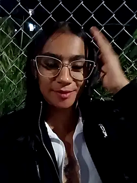 Snapshot of Leslly_ chatting on 05-31-26, 01:03 Leslly online show from 05-31-26, 01:03