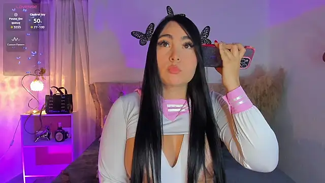 Sarahballiston  online show from 12-19-25, 12:17