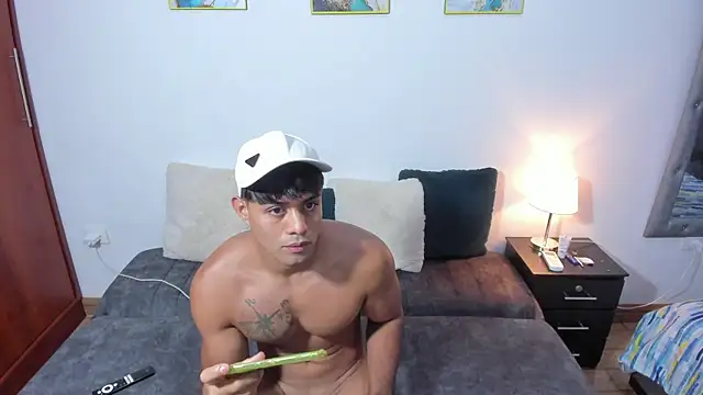 Snapshot of Luciano_and_Marlon chatting on 09-17-25, 12:40 Luciano and Marlon online show from 09-17-25, 12:40