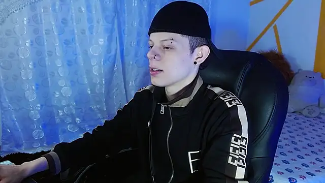 Snapshot of Matthew_Boy_ chatting on 12-19-24, 07:18 Matthew Boy online show from 12-19-24, 07:18