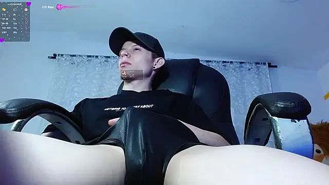 Snapshot of Matthew_Boy_ chatting on 12-22-24, 10:17 Matthew Boy online show from 12-22-24, 10:17