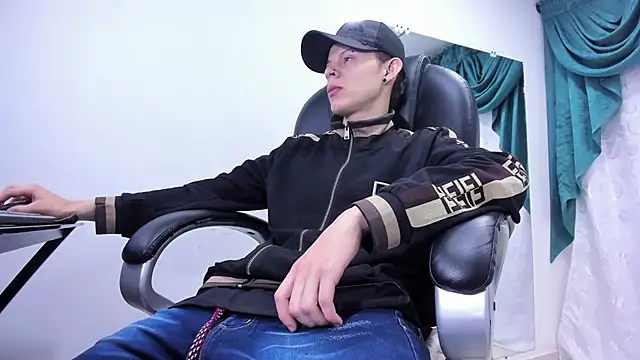 Snapshot of Matthew_Boy_ chatting on 01-23-25, 05:35 Matthew Boy online show from 01-23-25, 05:35