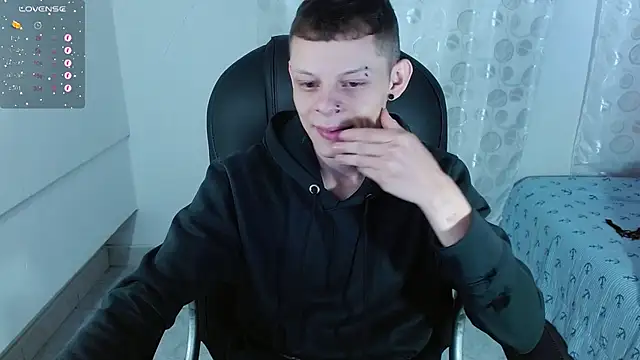 Snapshot of Matthew_Boy_ chatting on 02-19-25, 01:28 Matthew Boy online show from 02-19-25, 01:28