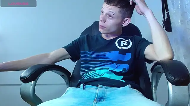 Snapshot of Matthew_Boy_ chatting on 02-20-25, 04:07 Matthew Boy online show from 02-20-25, 04:07